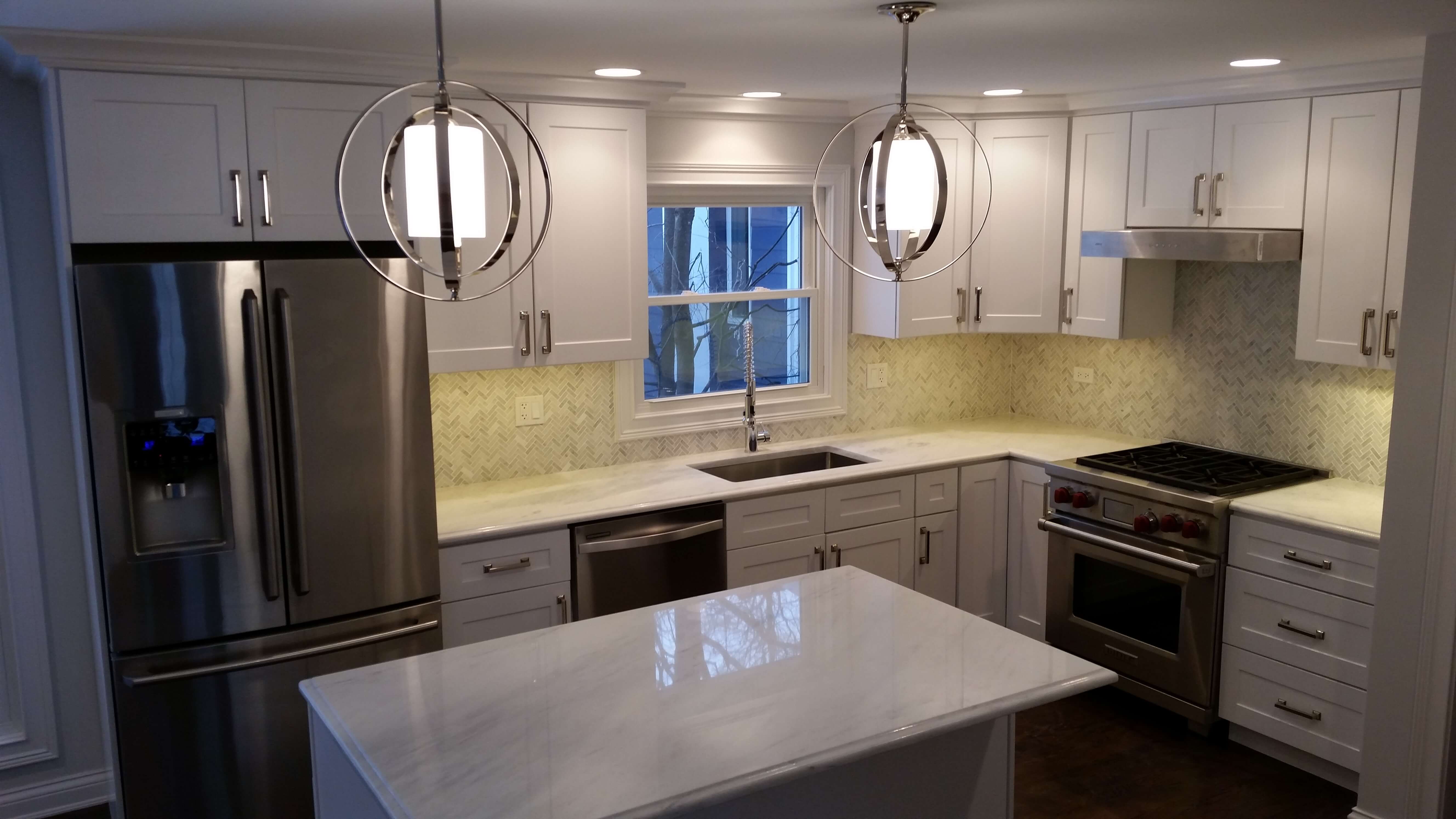 White Maple Shaker Kitchen in Lake Forest